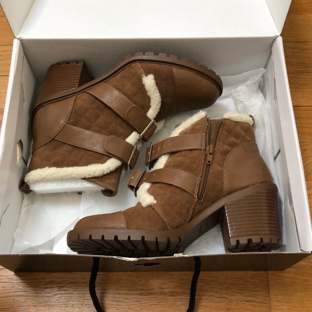 Never worn and was a Christmas gift.